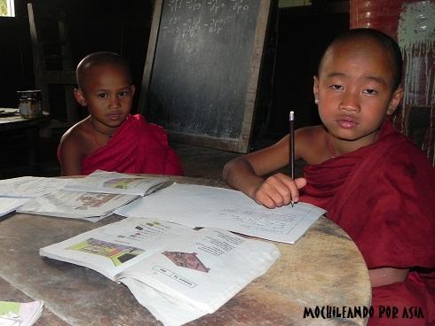 bambini monaci buddisti nel trekking al Lago Inle in Myanmar