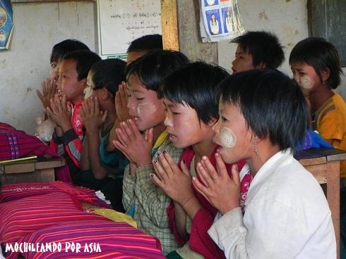 bambini in una scuola in Myanmar