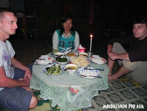 cena in una casa privata durante il trekking da Kalaw al Lago Inle in Myanmar