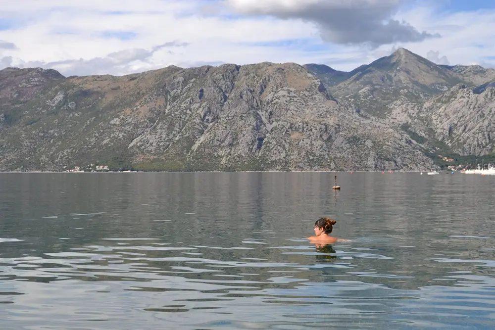rober che si fa un bagno nella baia di Kotor