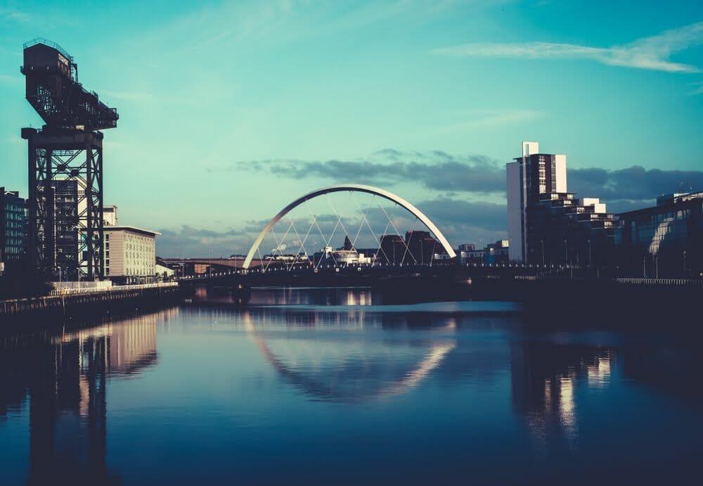 Glasgow al tramonto, con il ponte Clyde Arc Bridge riflesso nel fiume Clyde