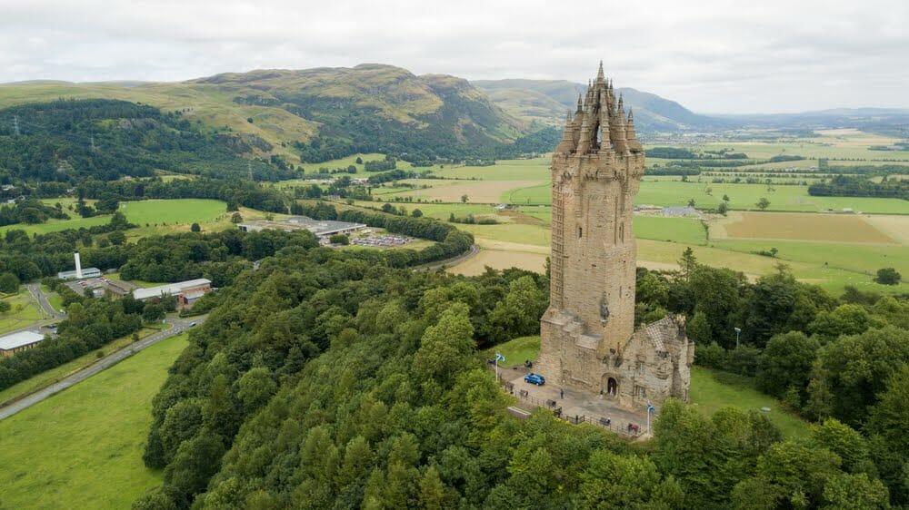 vista aerea del Castello di Stirling circondato da campi verdi