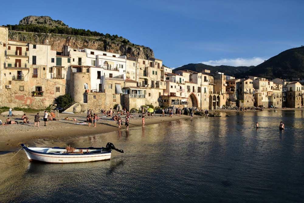 Spiaggia di Cefalù borgo di Sicilia