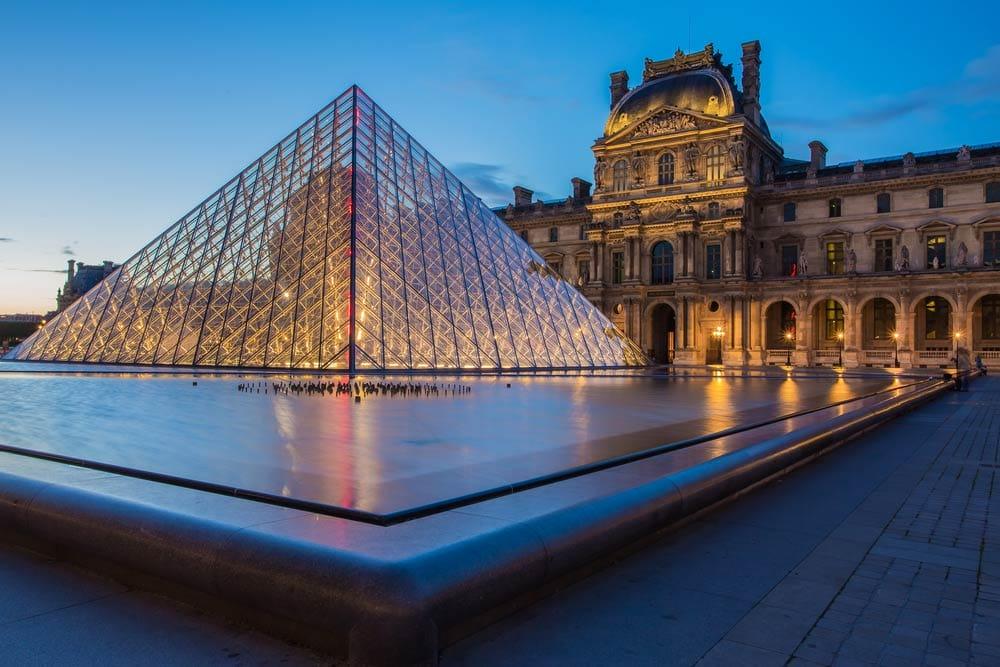 piramide di vetro museo del Louvre