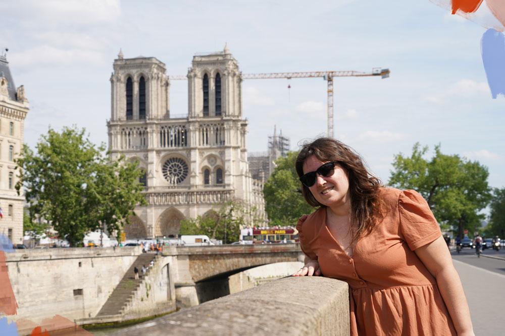 lety davanti a Notre dame a Parigi