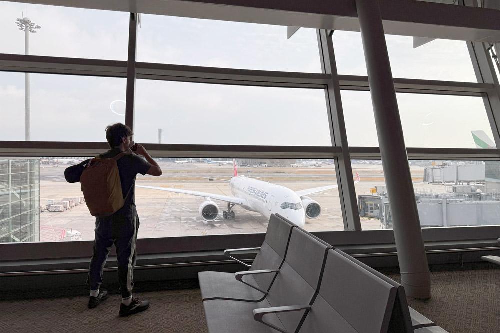 viaggiatore in attesa di volo all'aeroporto di Istanbul