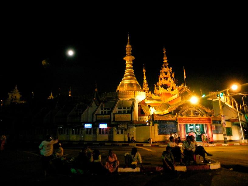 pagoda di notte a Yangon Myanmar