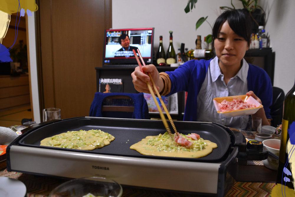 preparando okonomiyaki in Giappone