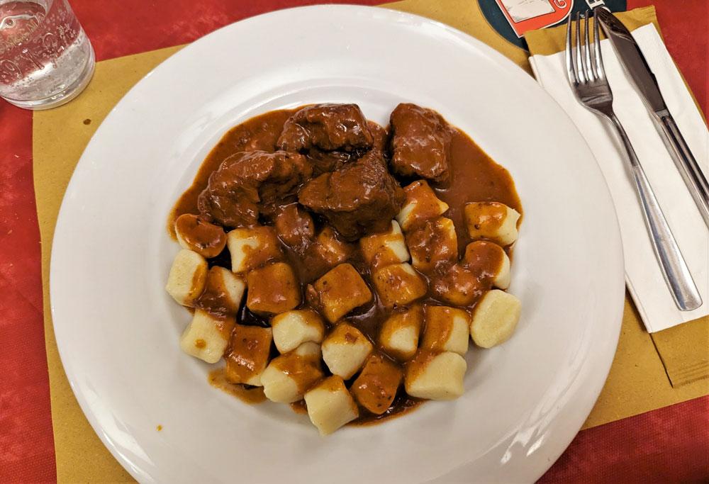 piatti tipici da mangiare in Friuli Venezia Giulia gnocchi con goulash