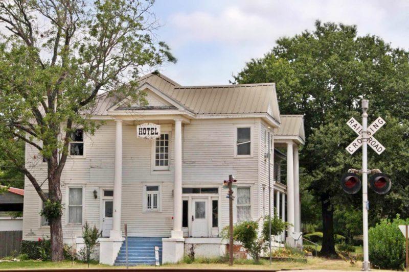 hotel in abbandono lungo la strada