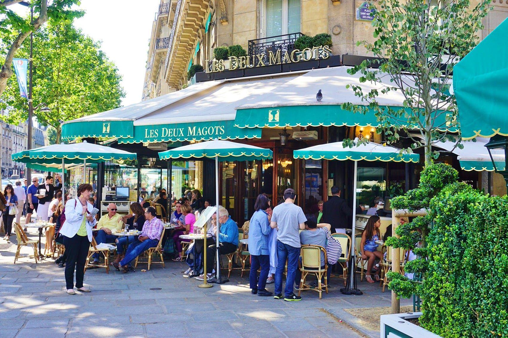 Una visita al VI arrondissement è un must per gli amanti dei tradizionali caffè parigini © EQRoy / Shutterstock