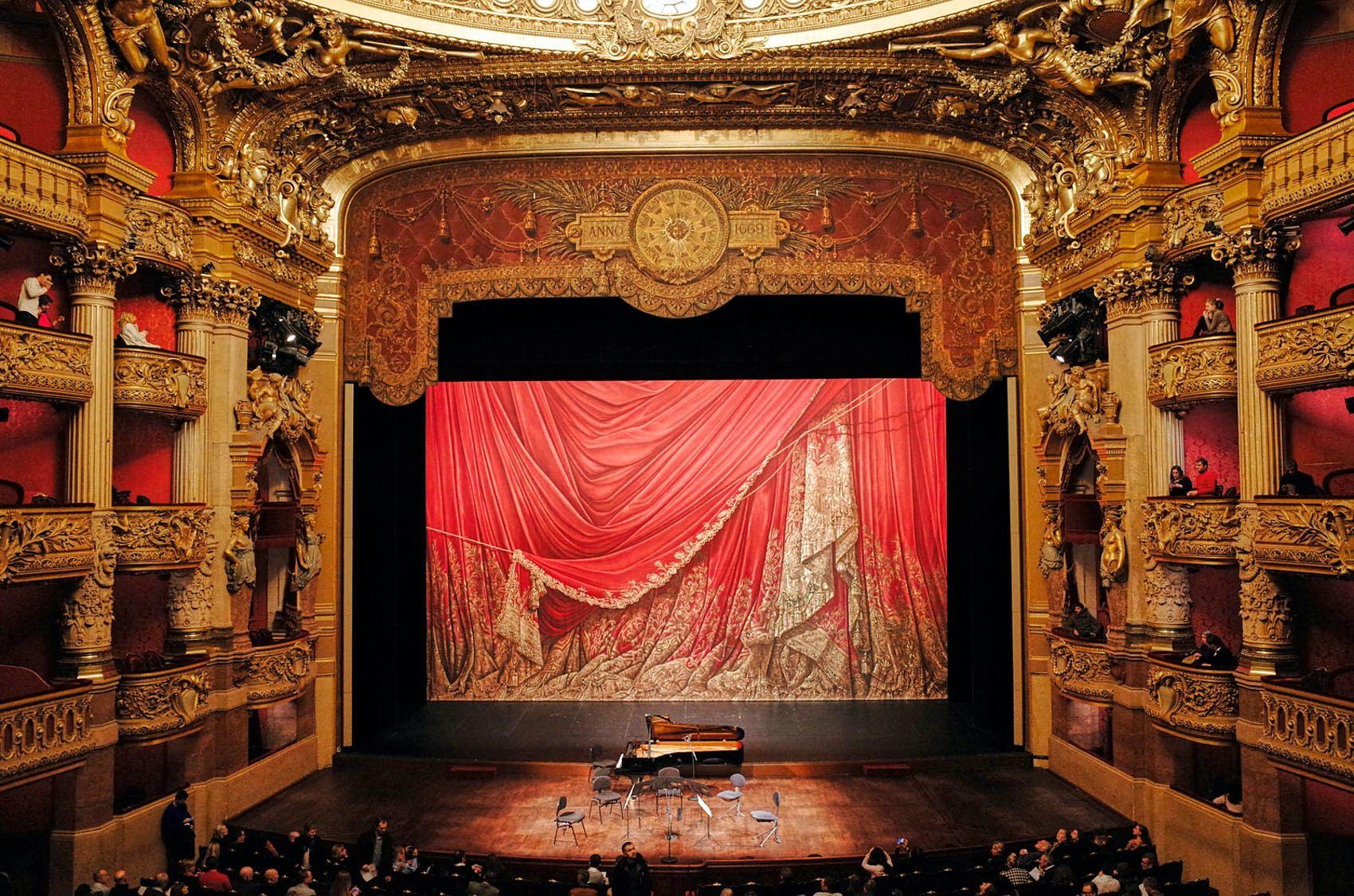 Palais Garnier è il teatro dell’opera più famoso di Parigi, nonché lo sfondo del romanzo 
