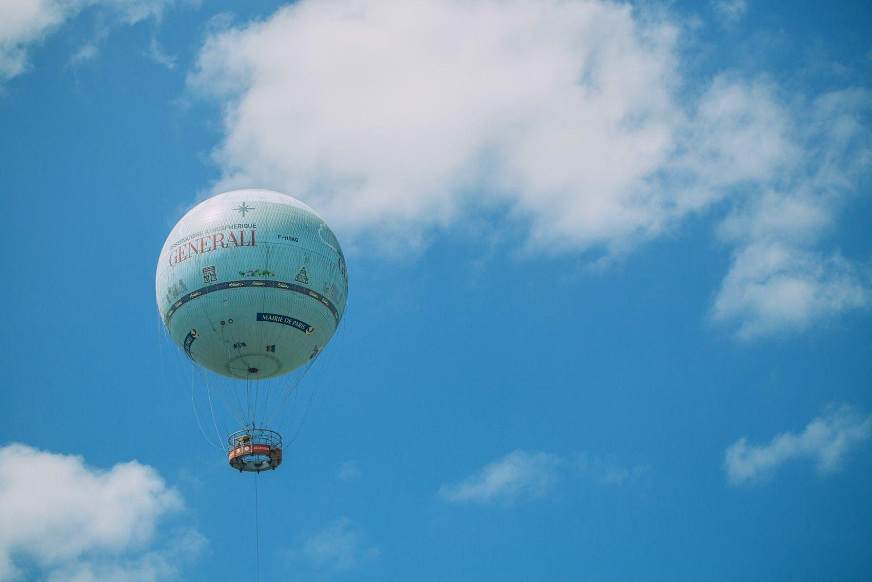 Il Ballon de Paris, situato nel XV Arrondissement, si solleva in cielo per offrire una vista spettacolare sulla città © yari2000 / Shutterstock