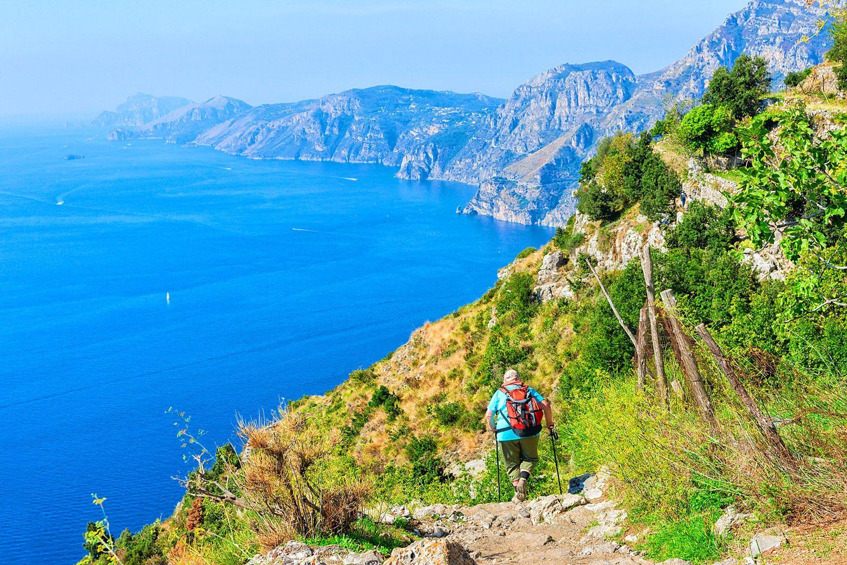 Il Sentiero degli Dei in Costiera amalfitana offre vedute che si estendono fino all’isola di Capri © Roman Babakin / Getty Images