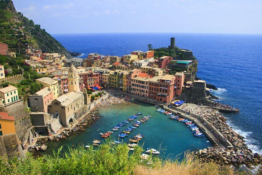 Vernazza è uno dei bei paesi che gli escursionisti incontrano sul Sentiero Azzurro© WEKWEK / Getty Images