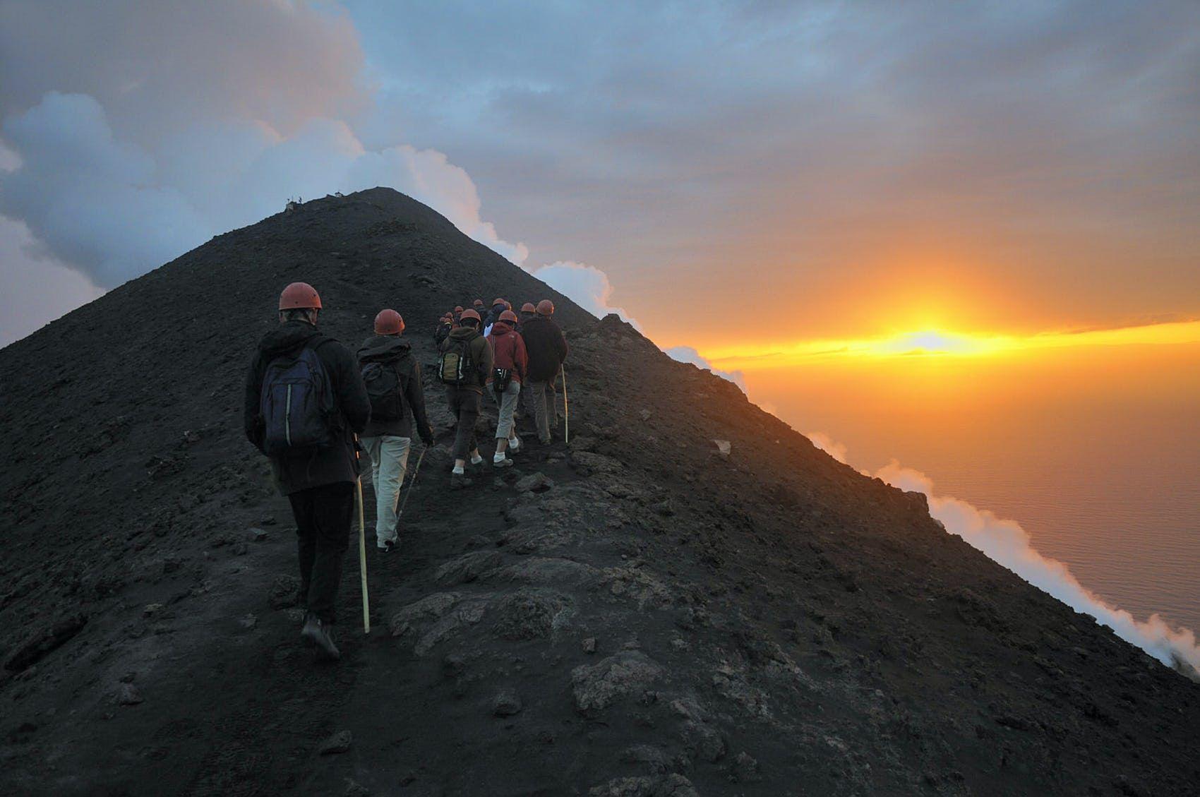 L’escursione al tramonto lungo il cono fumante dello Stromboli © Sami Sarkis / Getty Images