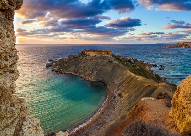 Panorama di Ghajn Tuffieha bay al tramonto vista da Ta Lippija, Malta.