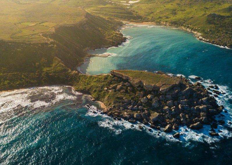 Veduta dall'alto della sensazionale Ghajn Tuffieha Bay, a Malta.