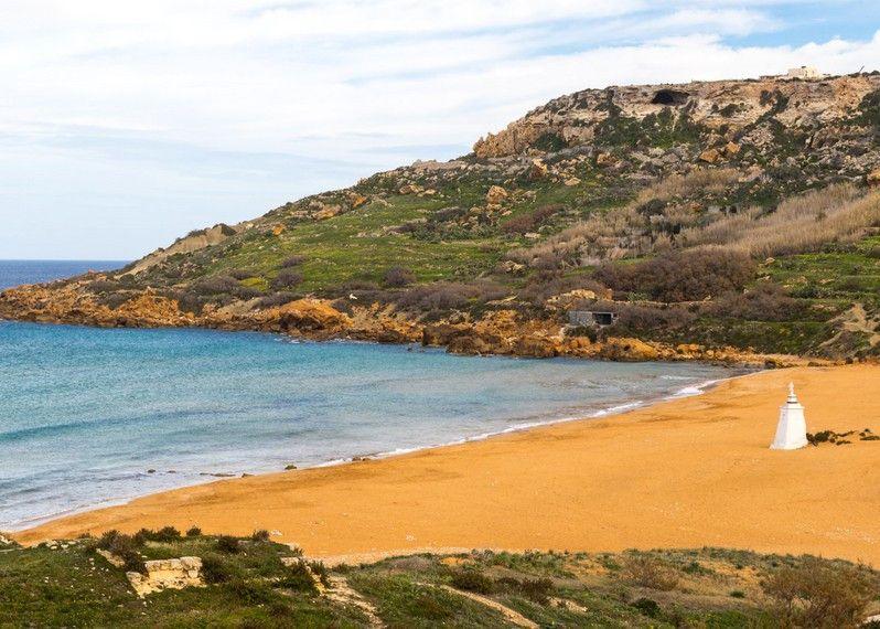 La tipica spiaggia arancione di Ramla Bay, a Gozo, Malta.