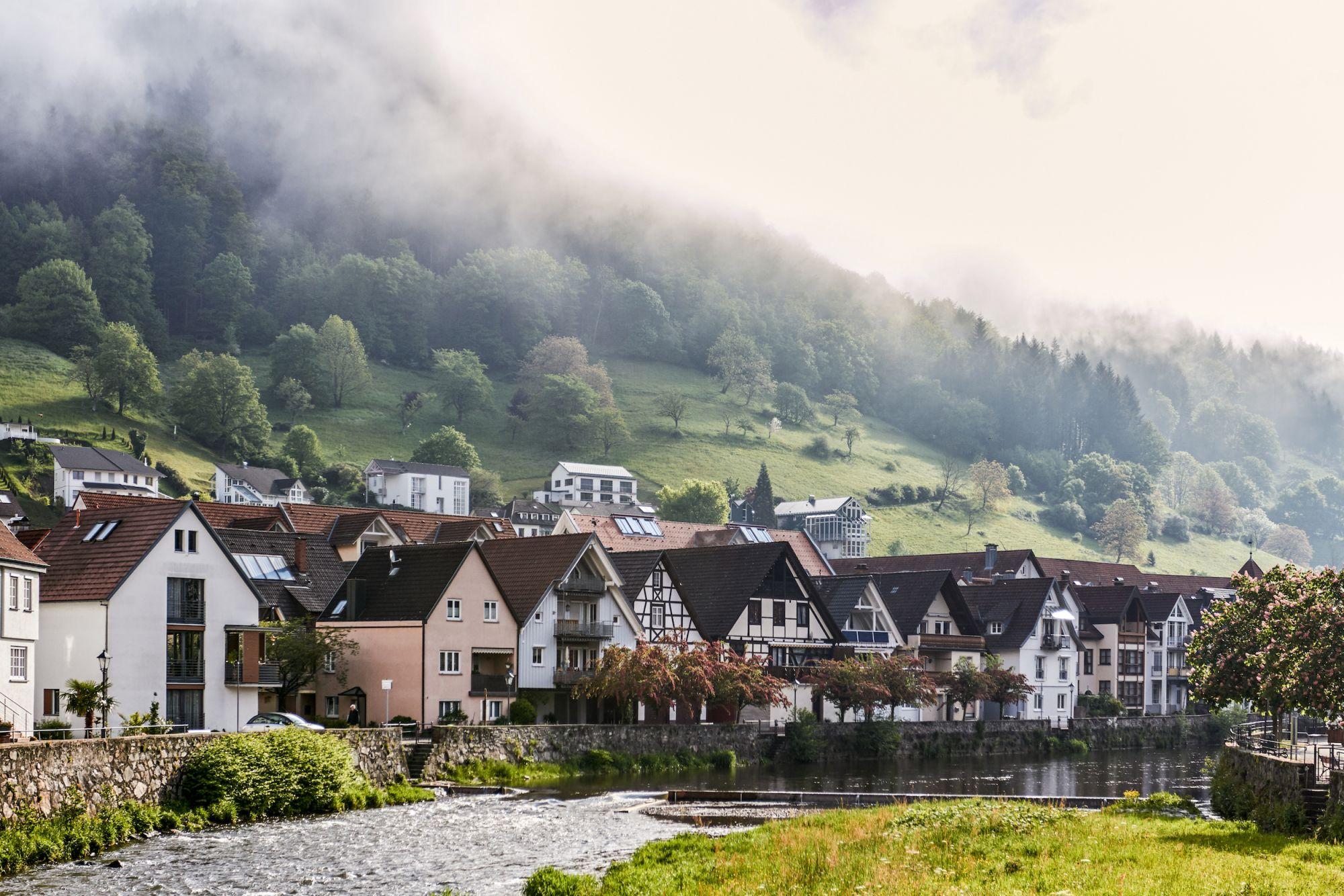 Tipiche case tedesche tra la nebbia nella Foresta Nera