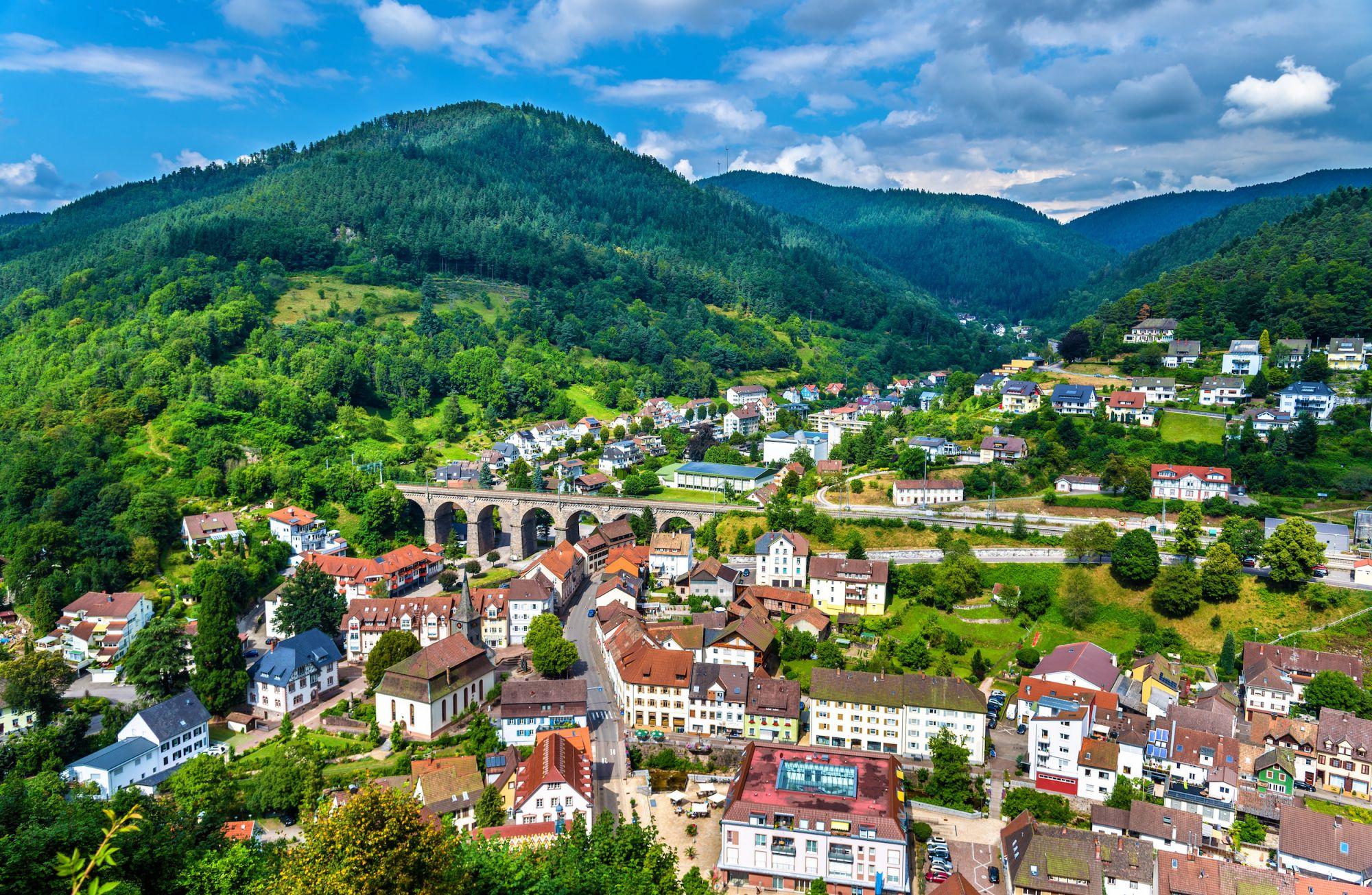Il villaggio e i binari di Hornberg, in Germania, visti dall'alto