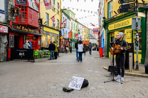 A Galway troverete una performance musicale in ogni angolo ©Jon Chica/Shutterstock