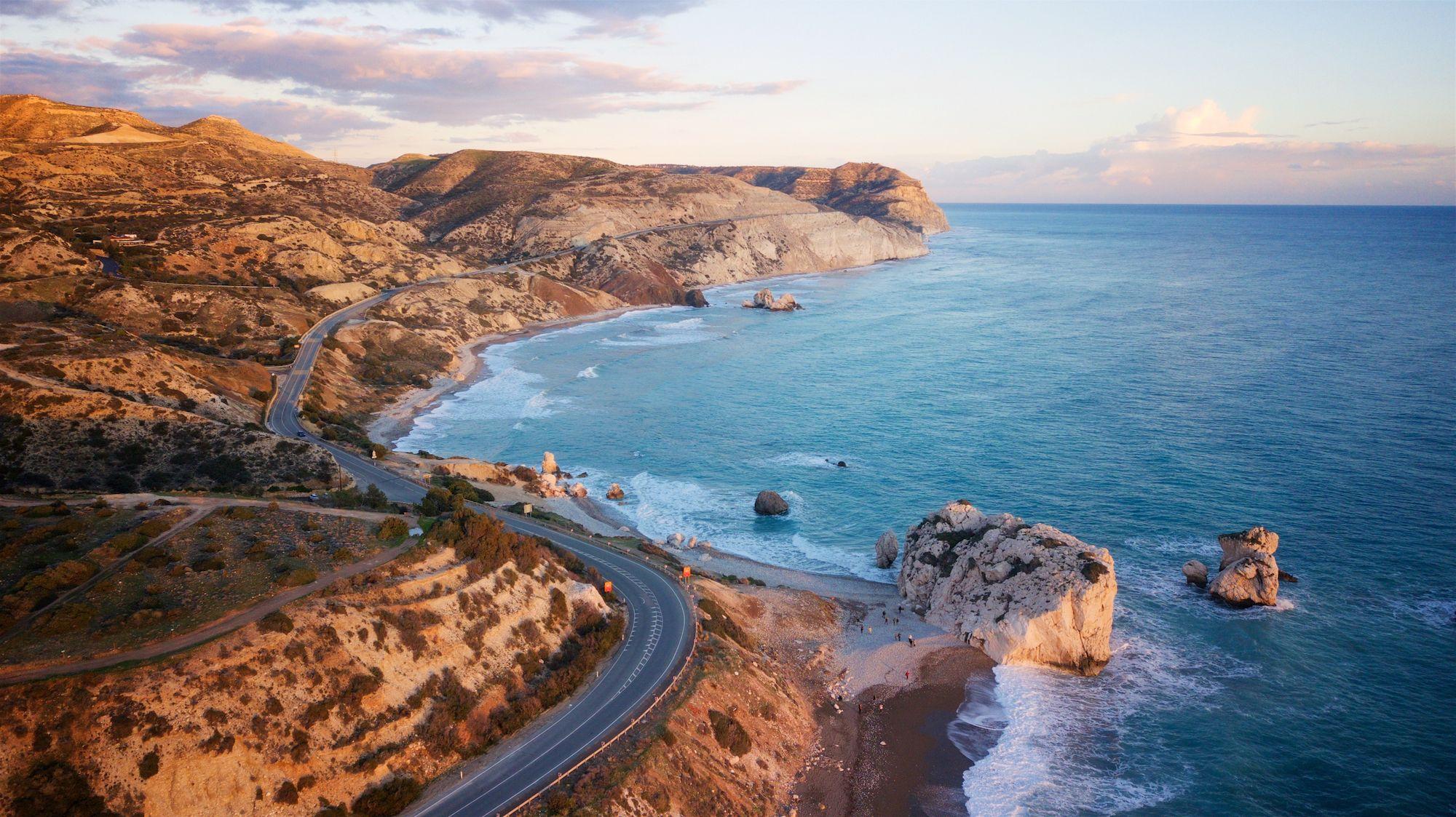 la spiaggia rocciosa Petra tou Romiou a Cipro