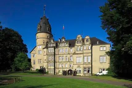 Mitten in Detmold wartet das Residenzschloss auf Neugierige. Rund herum will die Altstadt erkundet werden. 