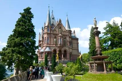 Über Königswinter am Rhein thront das imposante Schloss Drachenburg.
