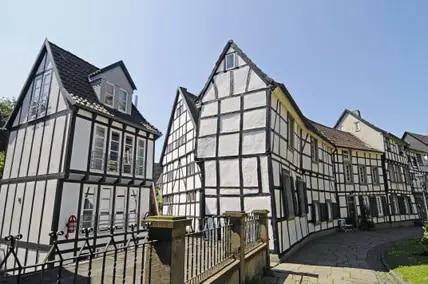Typischer Anblick in Hattingen: Fachwerkhäuser in der Altstadt des Ortes in Nordrhein-Westfalen.