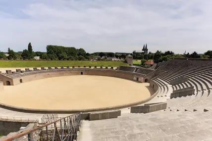 Im Amphitheater von Xanten werden heute keine Kämpfe mehr ausgetragen. Es dient inzwischen als Veranstaltungsort für Konzerte und verleiht dem Ort ein klein wenig Italien-Flair. 