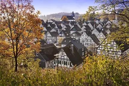 In Reih' und Glied präsentieren sich die Fachwerkhäuser von Freudenberg.