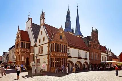 Am Marktplatz von Lemgo bestaunen Touristinnen und Touristen die Häuser im Stil der Weserrenaissance. 