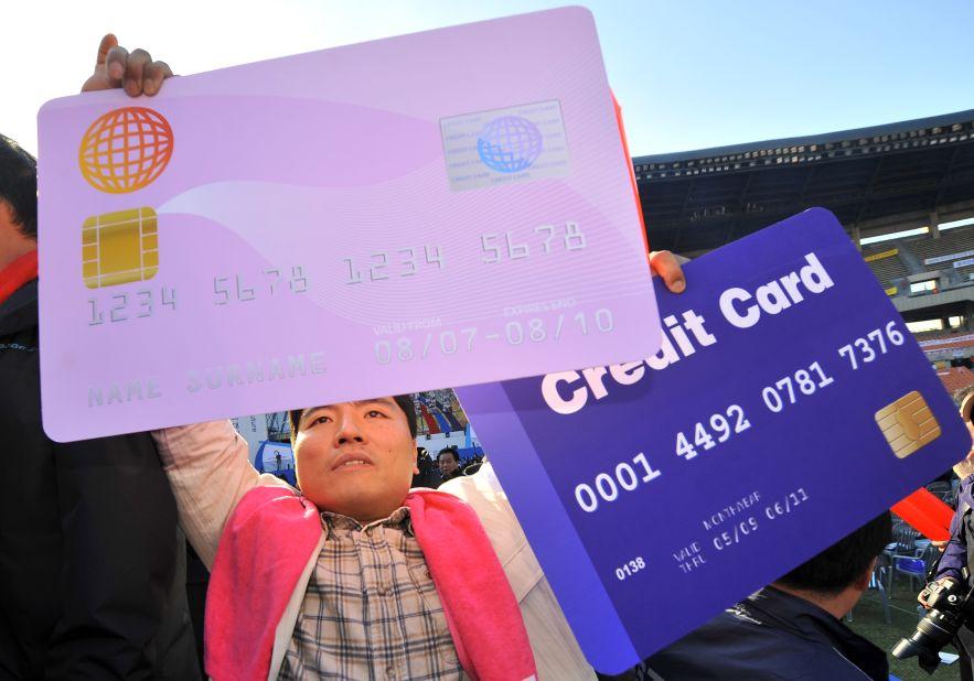 South Koreans became the world's top users of credit cards two years ago, making 129.7 transactions per person in 2011, compared with 77.9 transactions per person in the United States. 