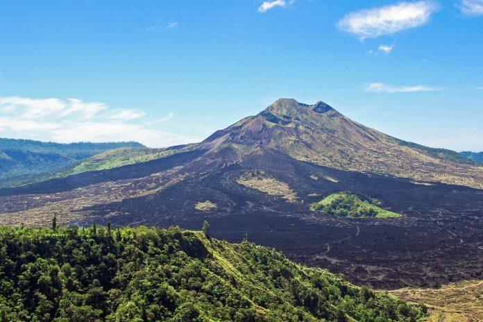 The volcano Gunung Batur reaches a height of just over 1,700 metres and is relatively easy to climb, Indonesia - © suronin / Fotolia