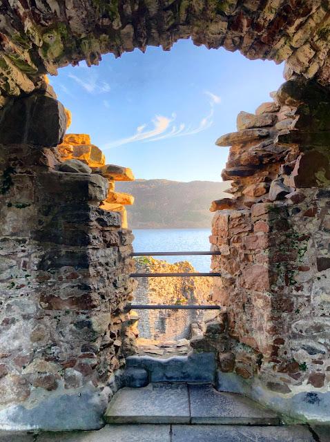 Uquhart Castle, com Loch Ness ao fundo